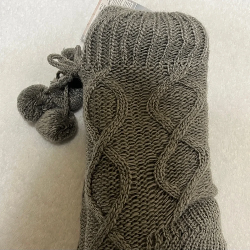 Muk Luks Women’s Pom Pom Cabin Knit Socks Gray Size L/XL 8–11 NWT